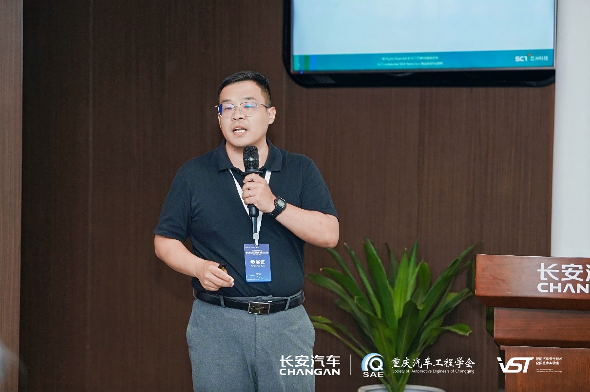 戴帽子的人在电视前AI 天生的内容可能不正确。